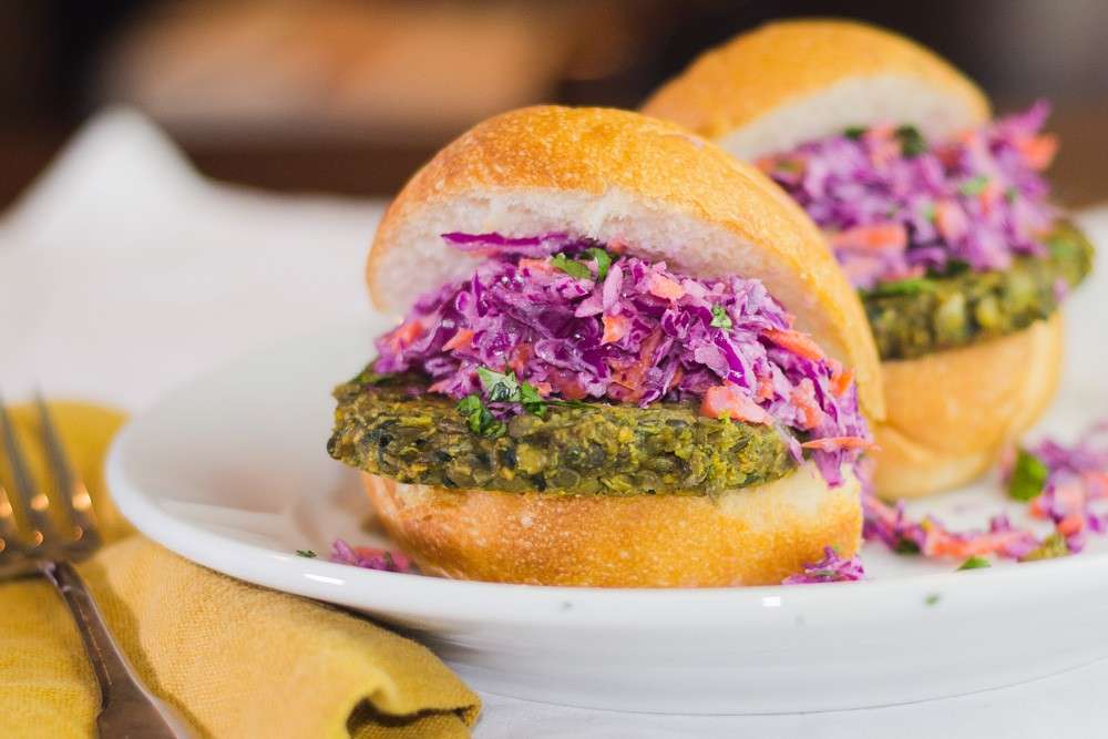 Burger di lenticchie con insalata di cavolo rosso