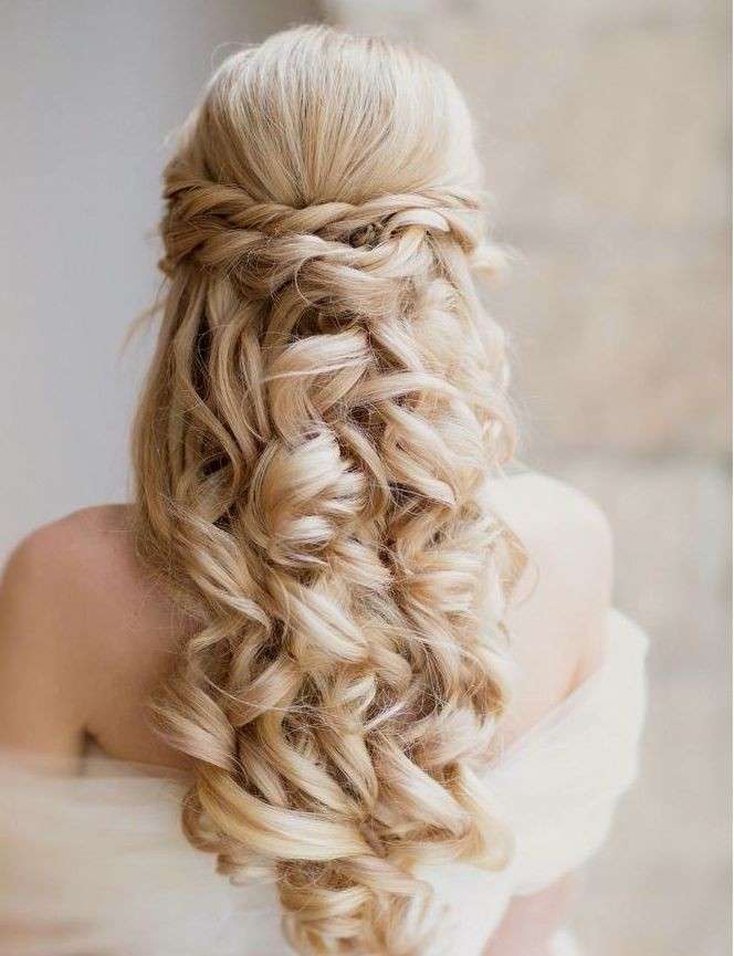 Capelli lunghi con boccoli e treccia chic