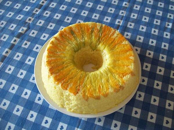 Ciambella di riso con fiori di zucca