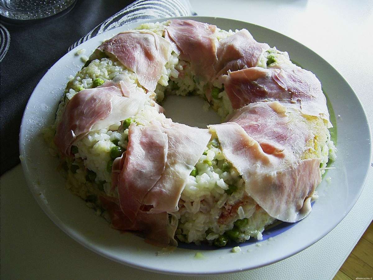 Ciambella di riso con piselli e prosciutto