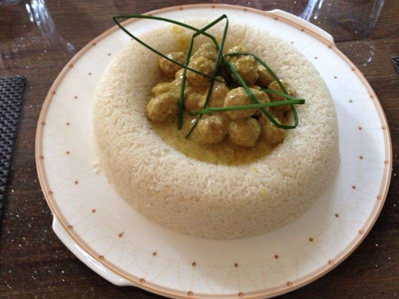 Ciambella di riso con polpette al curry