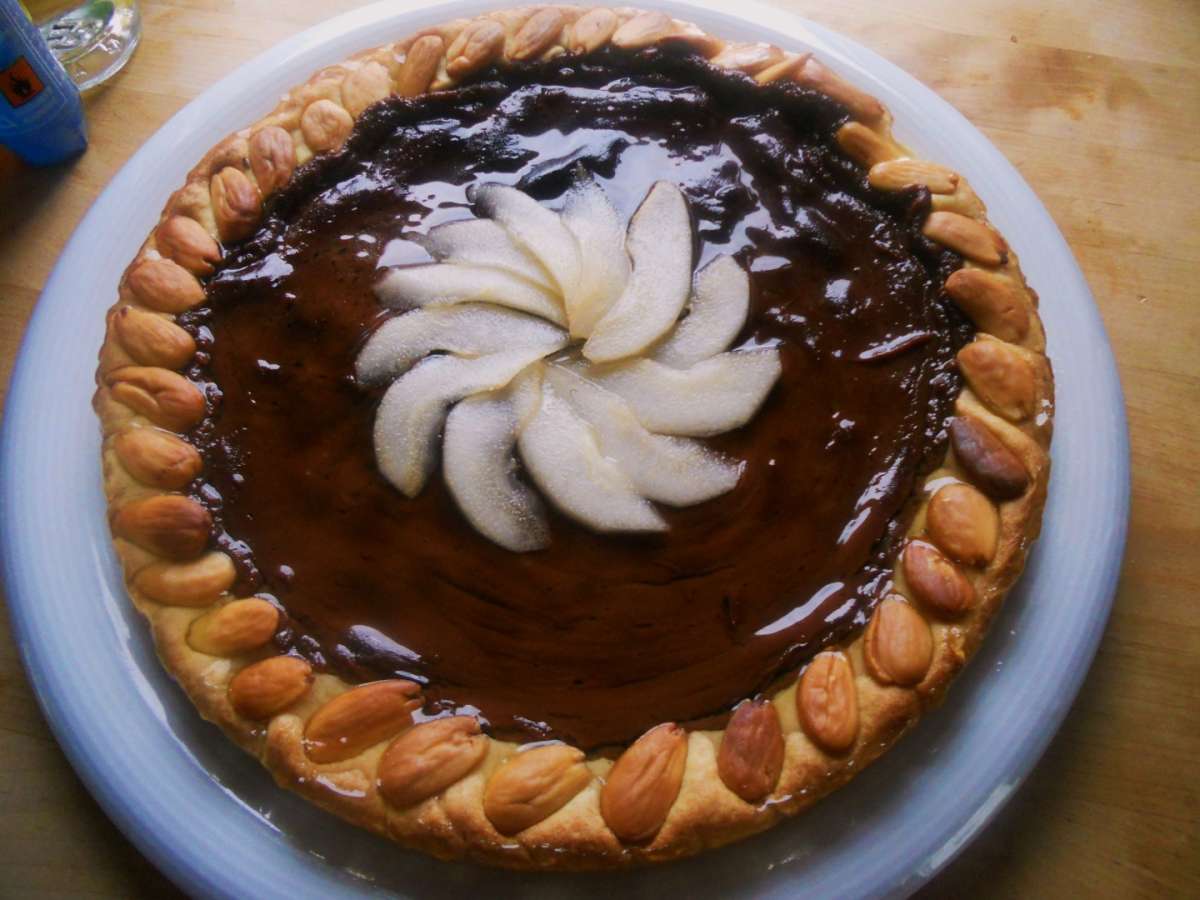 Crostata con cioccolato, pere e mandorle