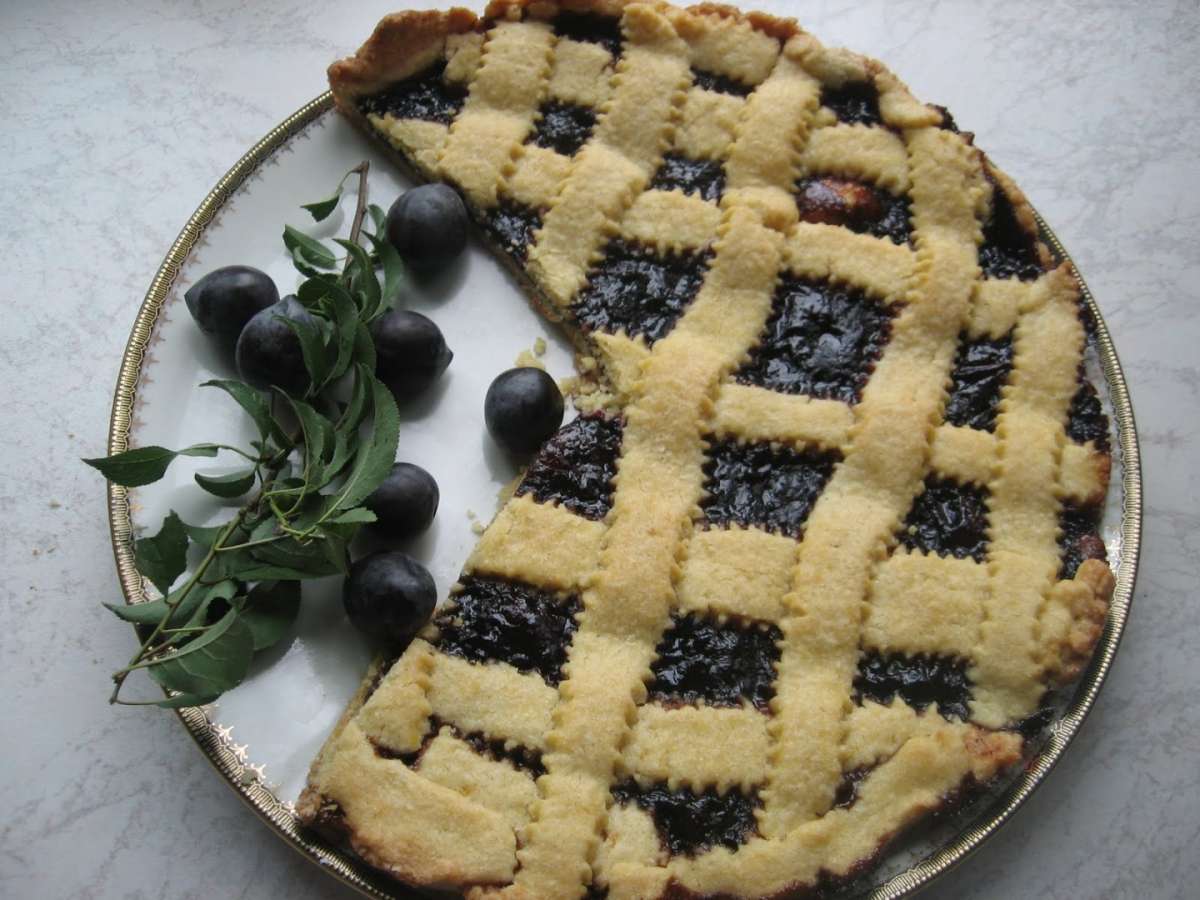 Crostata con confettura alle prugne