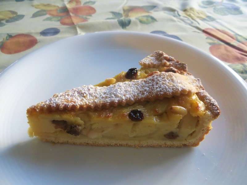 Crostata con mele, pinoli e uvetta