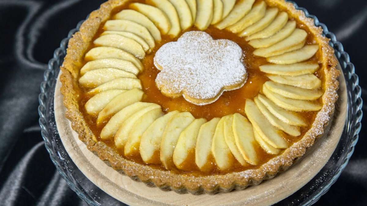 Crostata di mele e confettura di albicocca