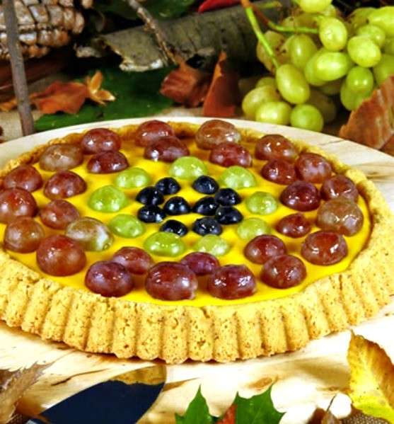 Crostata di nocciole all'uva