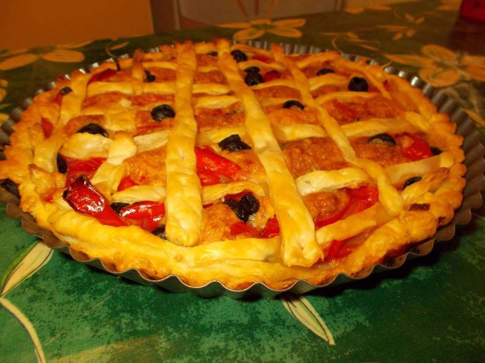 Crostata salata ai peperoni e olive nere