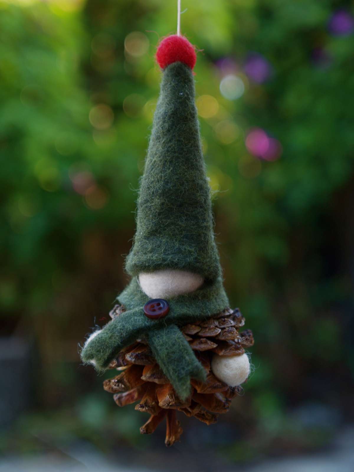 Folletto con pigne e feltro per l'albero di Natale