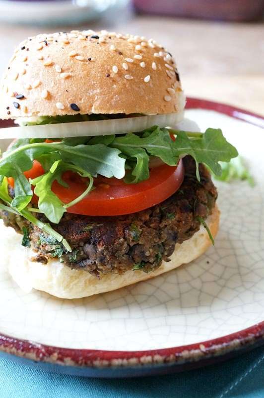 Hamburger di lenticchie con pomodori e rucola