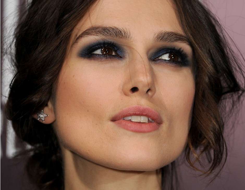 Keira Knightley con smokey blu e matita nera