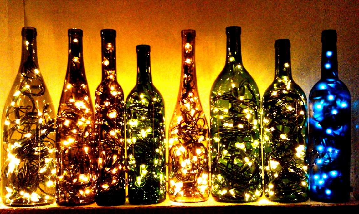 Luci di Natale nelle bottiglie di vetro
