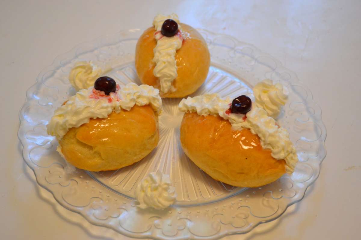 Maritozzi con panna e amarene