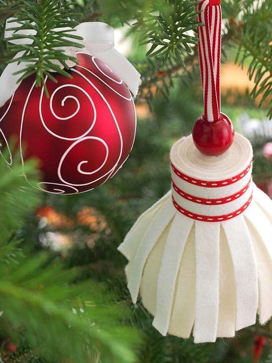 Palla bianca in pannolenci per l'albero di Natale