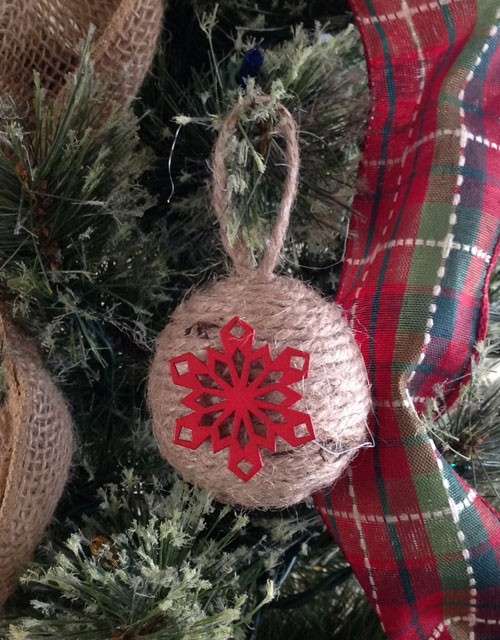 Pallina di Natale con lo spago e decorazione rossa