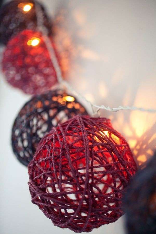 Palline di Natale luminose con spago rosso