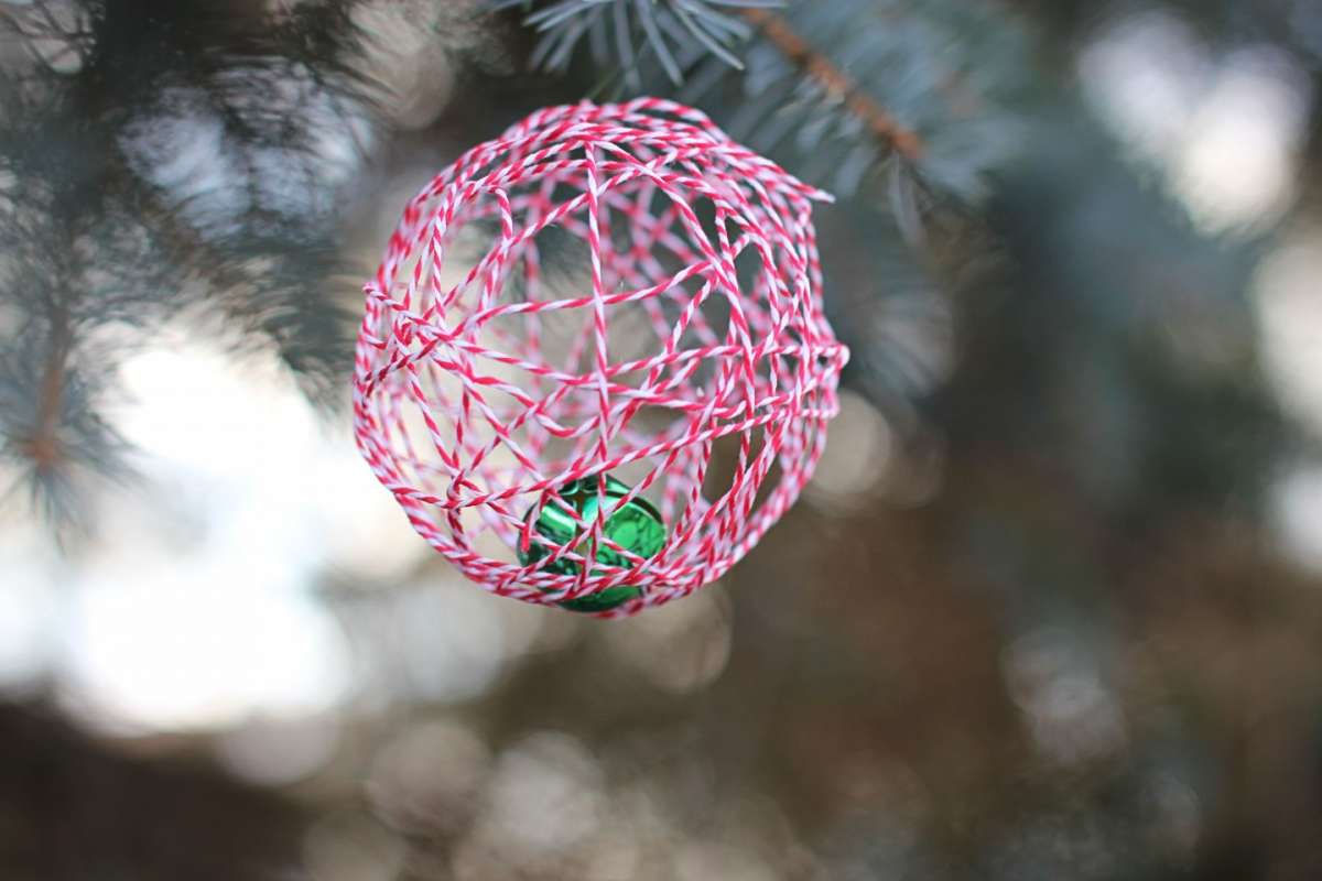 Palline di Natale rosse e bianche con origami