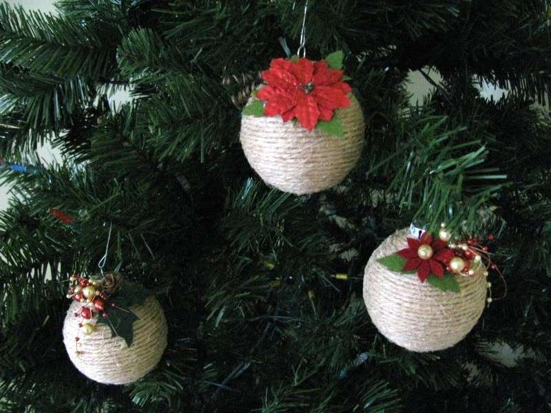 Palline di spago con decorazioni natalizie