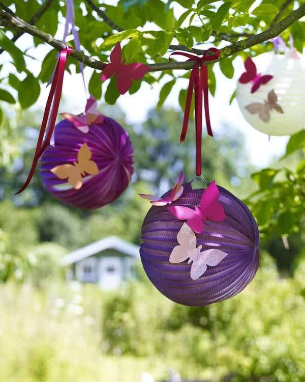 Palline viola con le farfalle per gli alberi