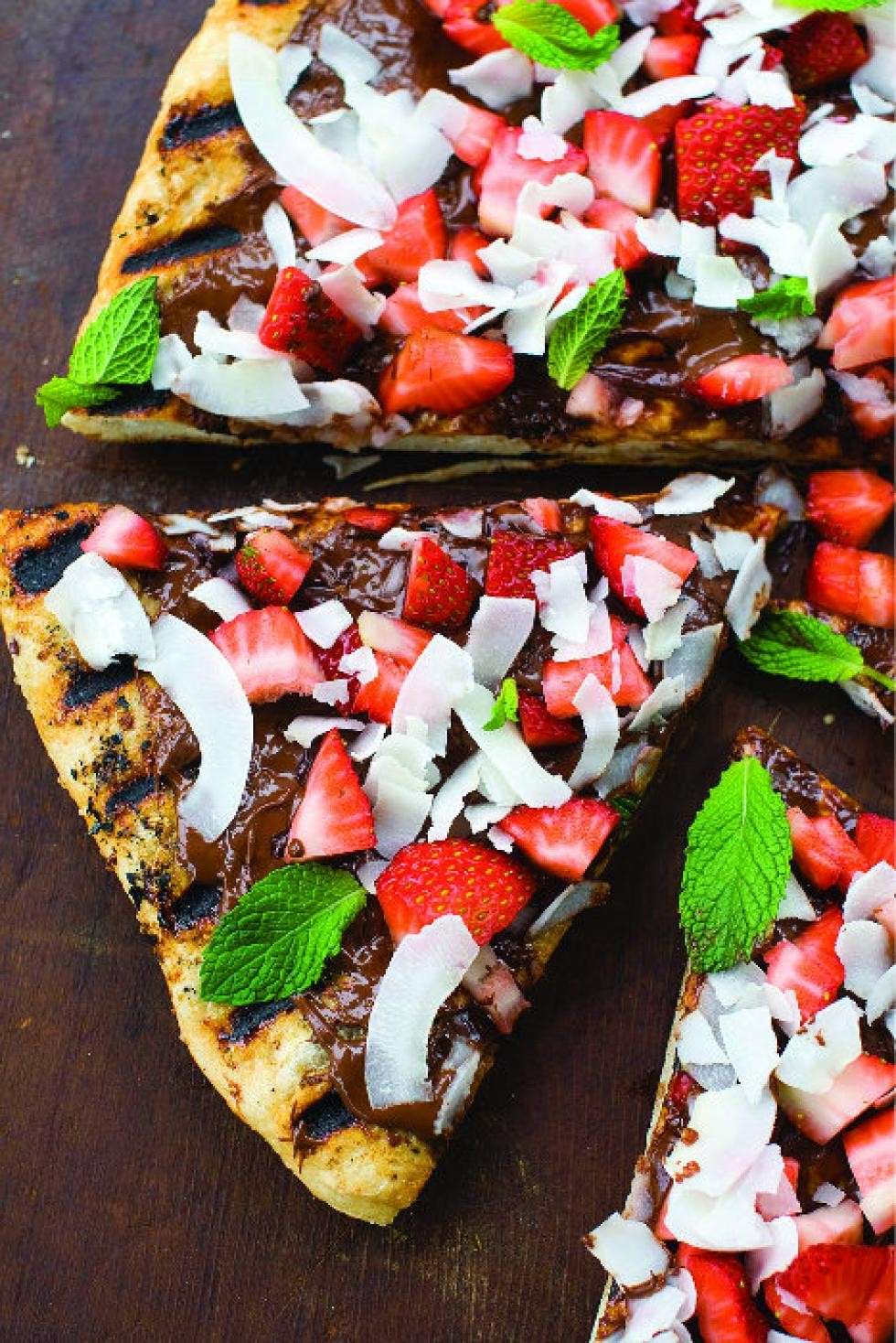 Pizza con cioccolato, cocco e fragole