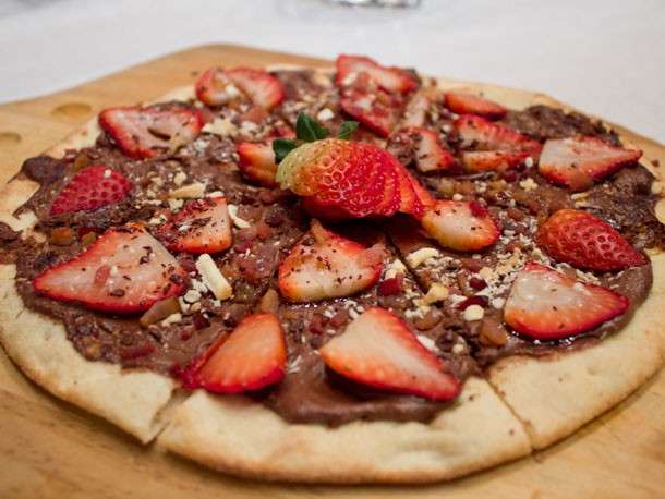 Pizza con cioccolato e fragole