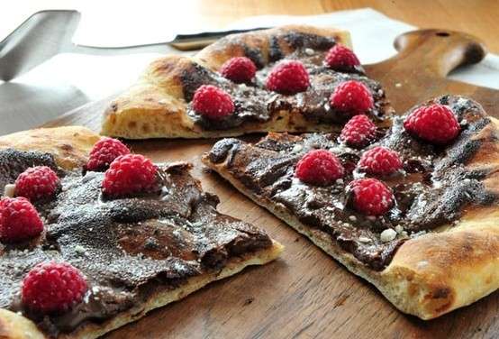 Pizza con cioccolato e mirtilli