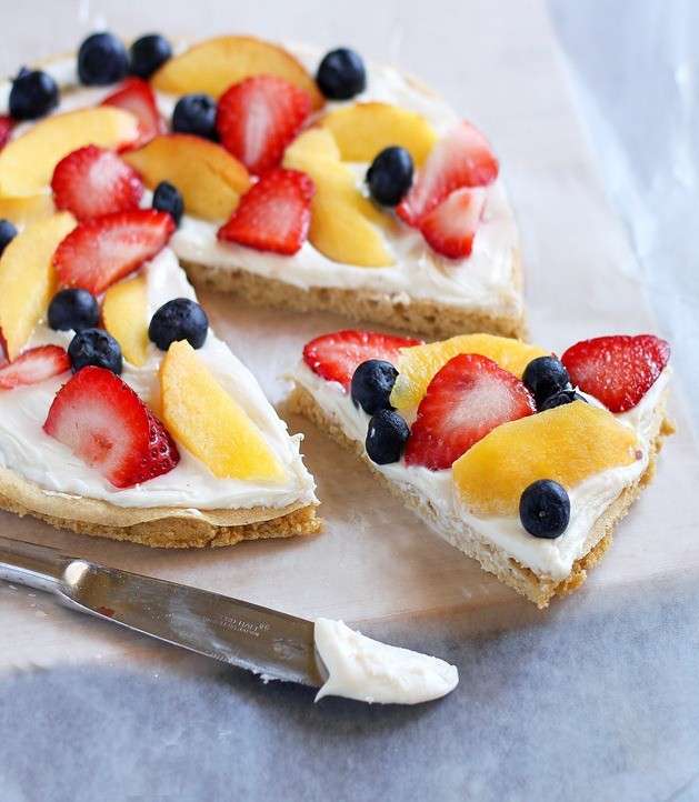 Pizza con crema e frutta