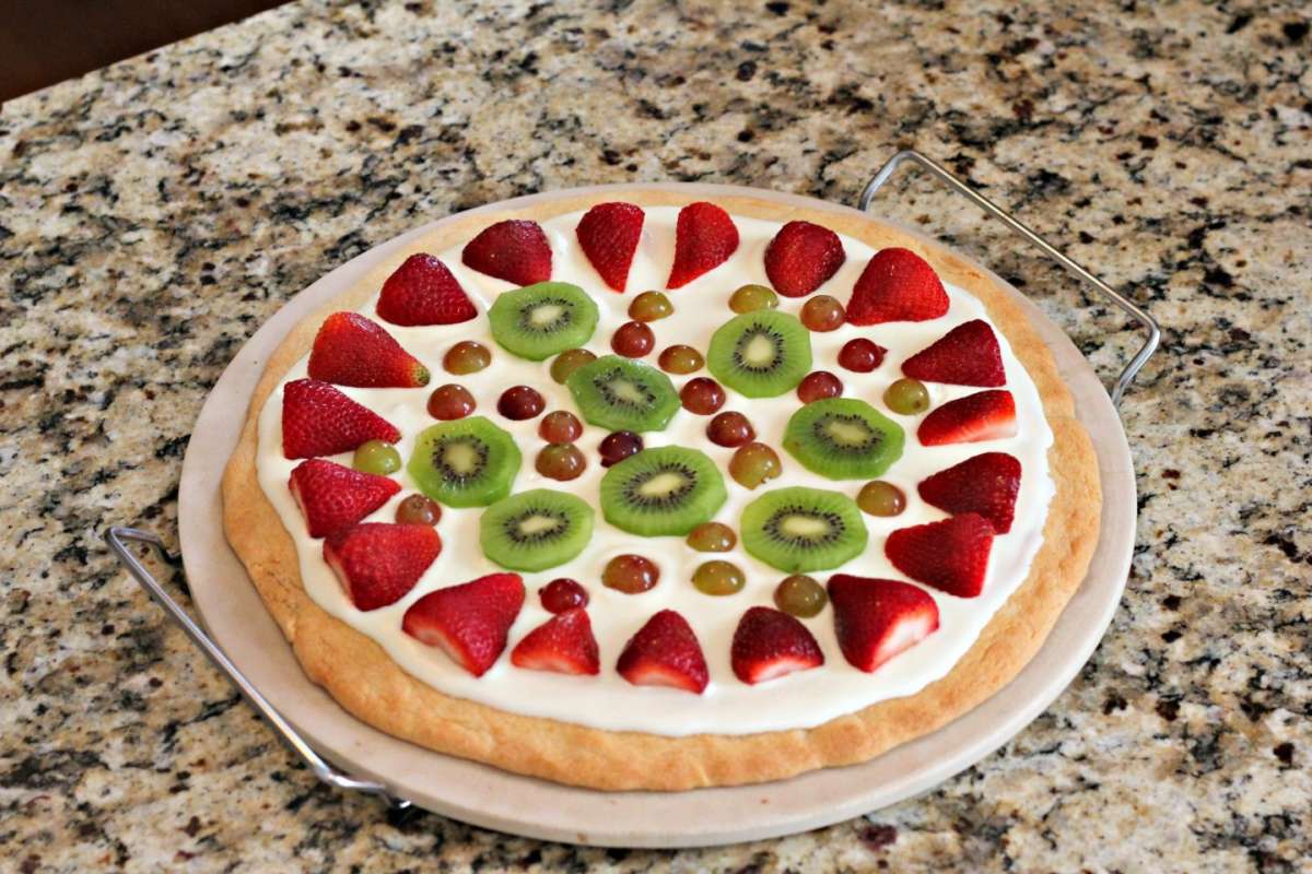 Pizza con crema pasticcera e frutta