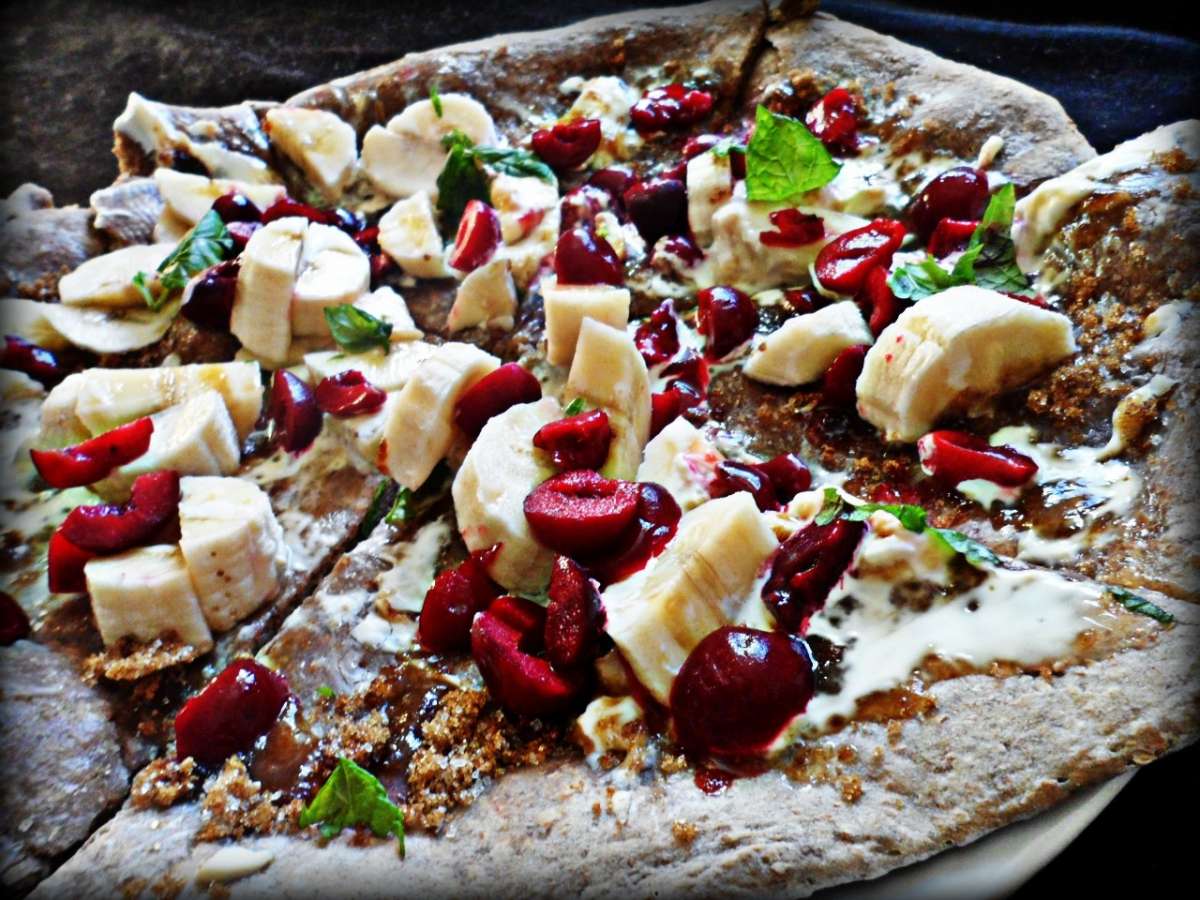 Pizza dolce con banane e ciliegie