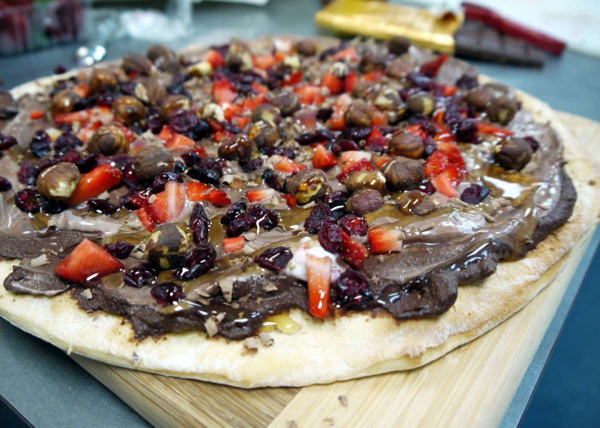 Pizza dolce con cioccolato e frutta secca