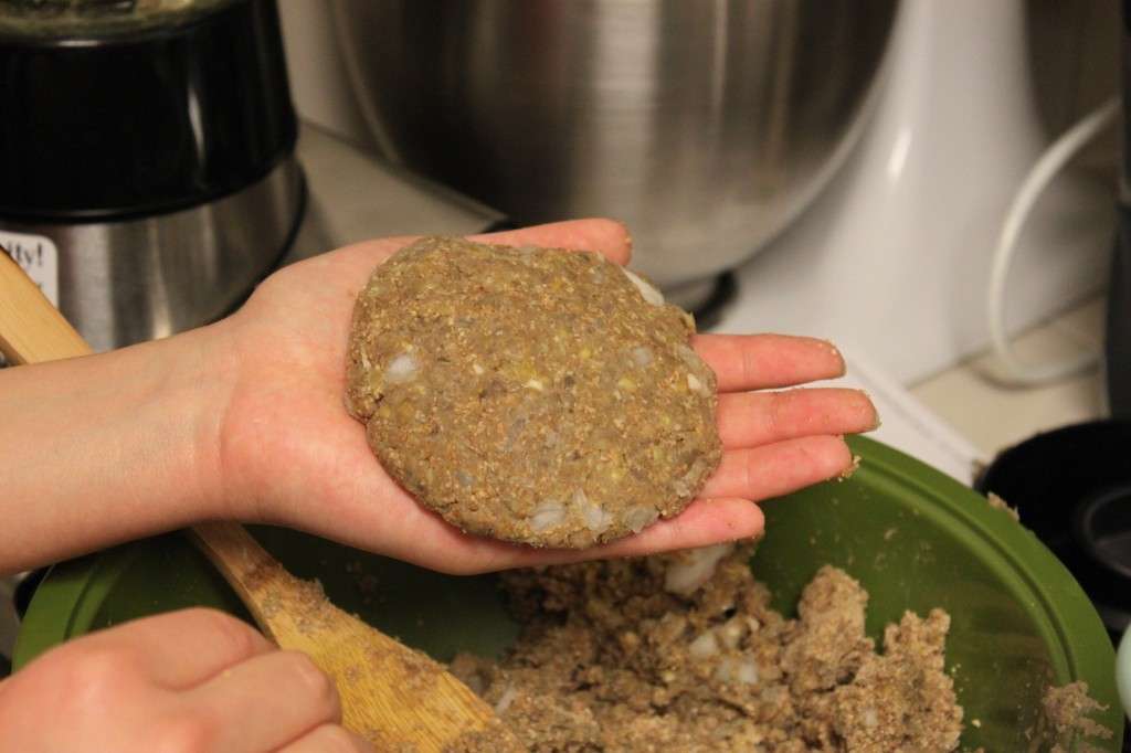 Preparazione burger di lenticchie e cipolle