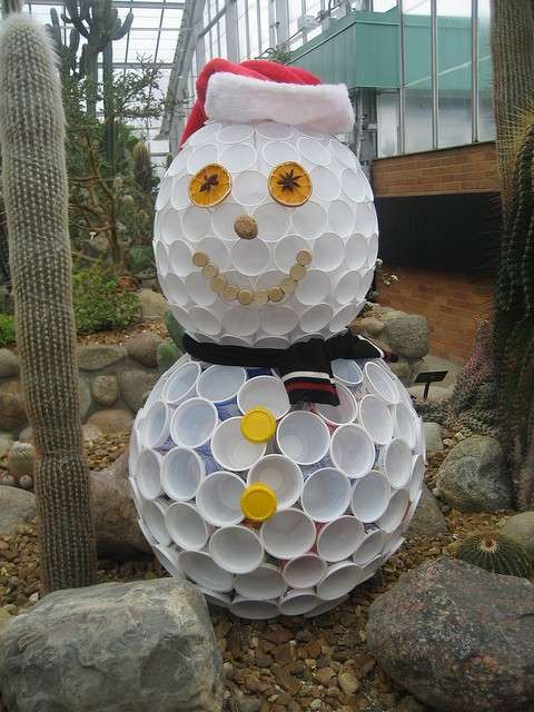 Pupazzo di neve con i bicchieri di plastica