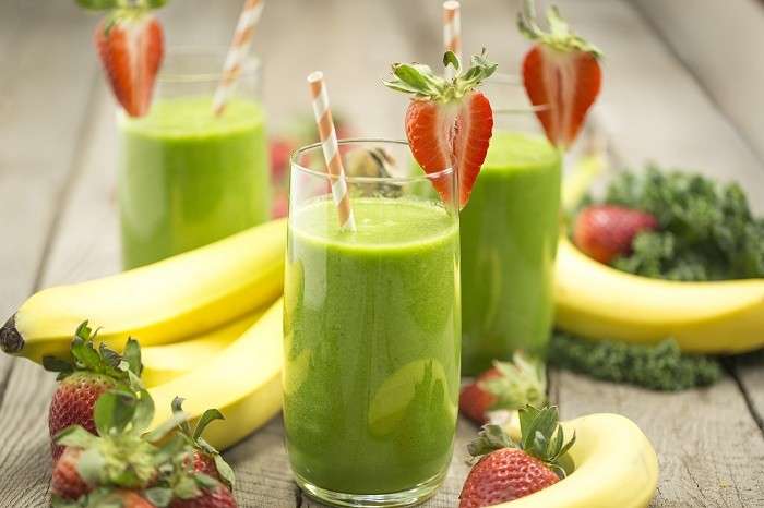 Smoothies con banane, fragole e spinaci