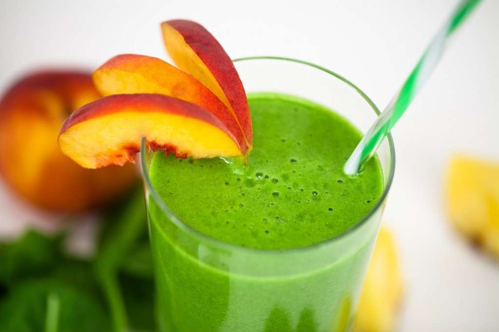 Smoothies con pesche e mela verde