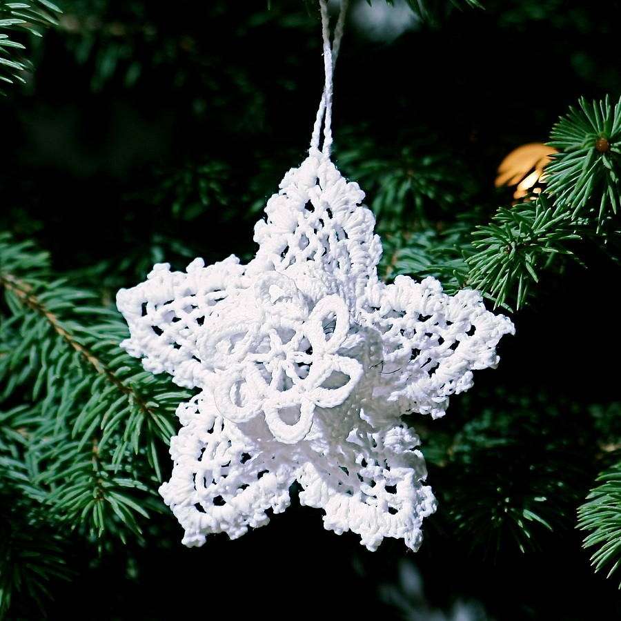 Stelle bianche crochet traforate per l'albero