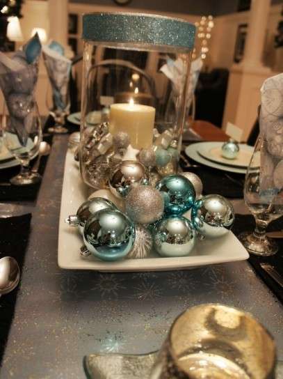 Tavola natalizia con decorazioni argento e celesti