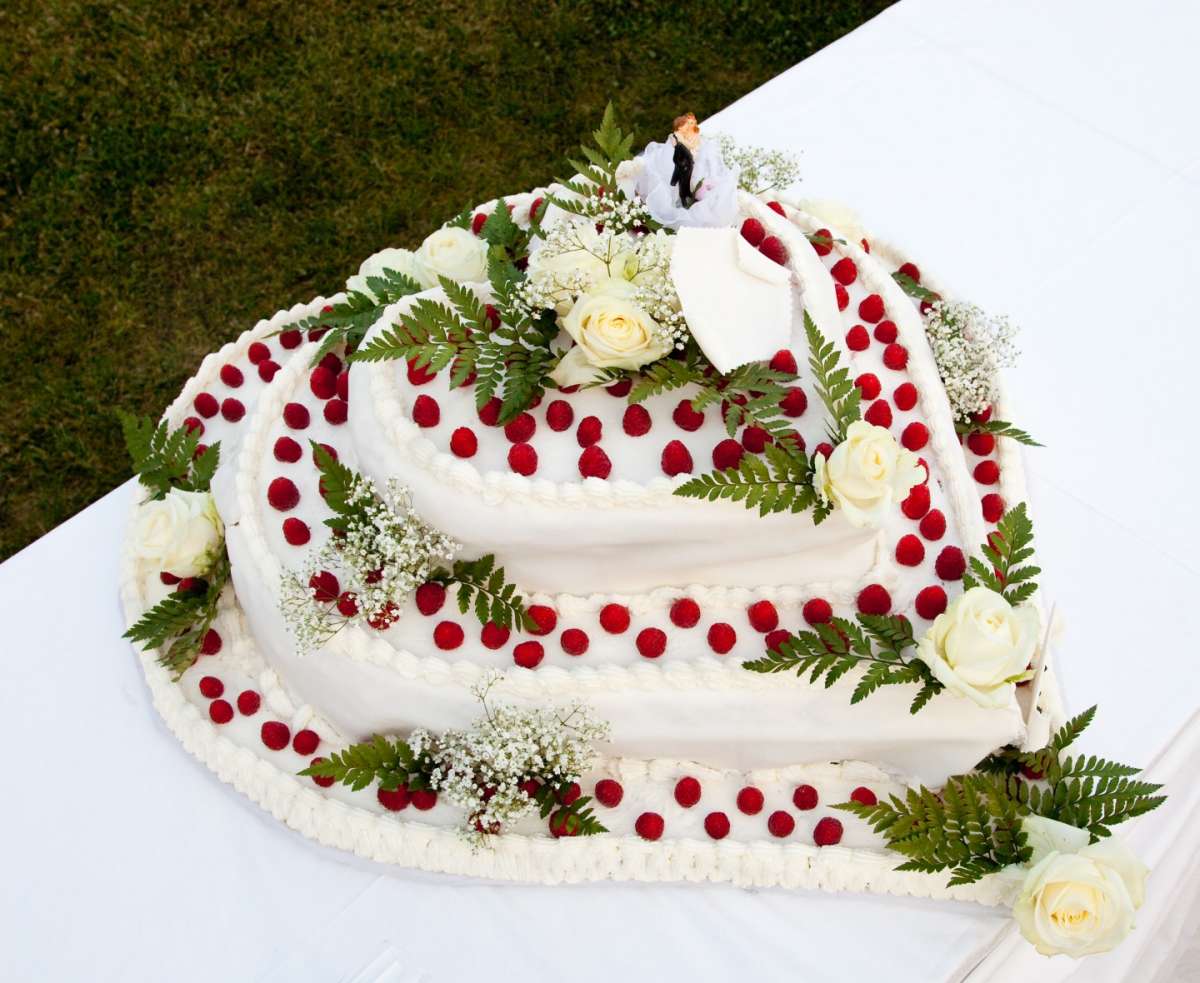 Torta chic con decorazioni rosse