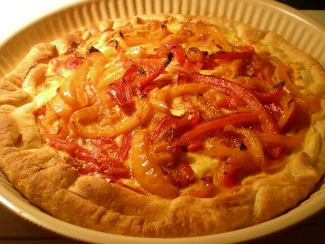 Torta con peperoni gialli e rossi