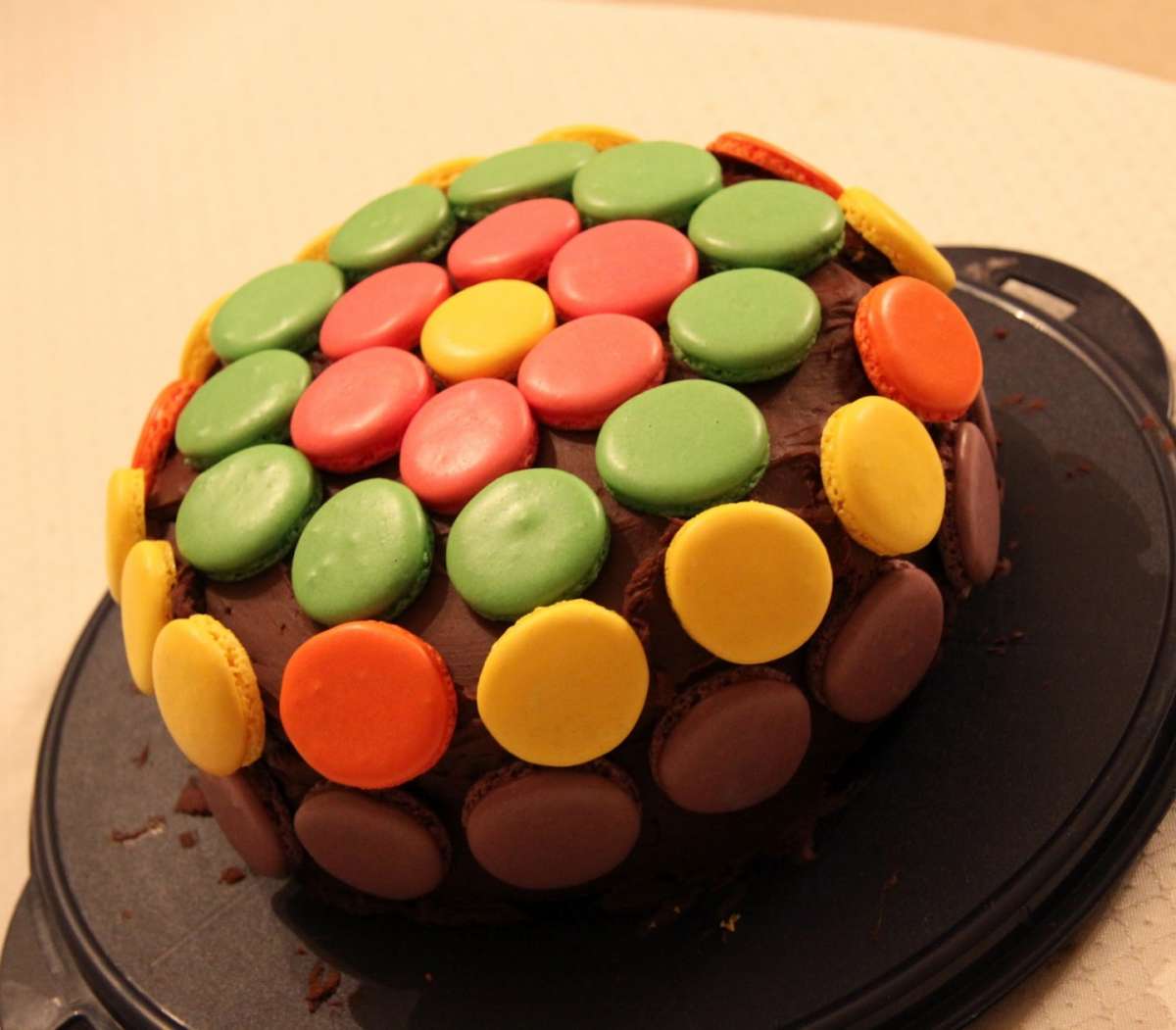 Torta coperta di macarons