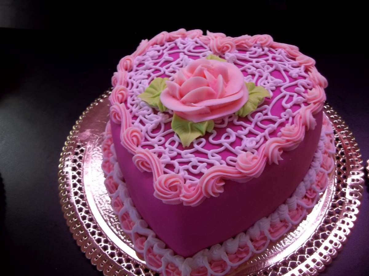 Torta decorata in rosa