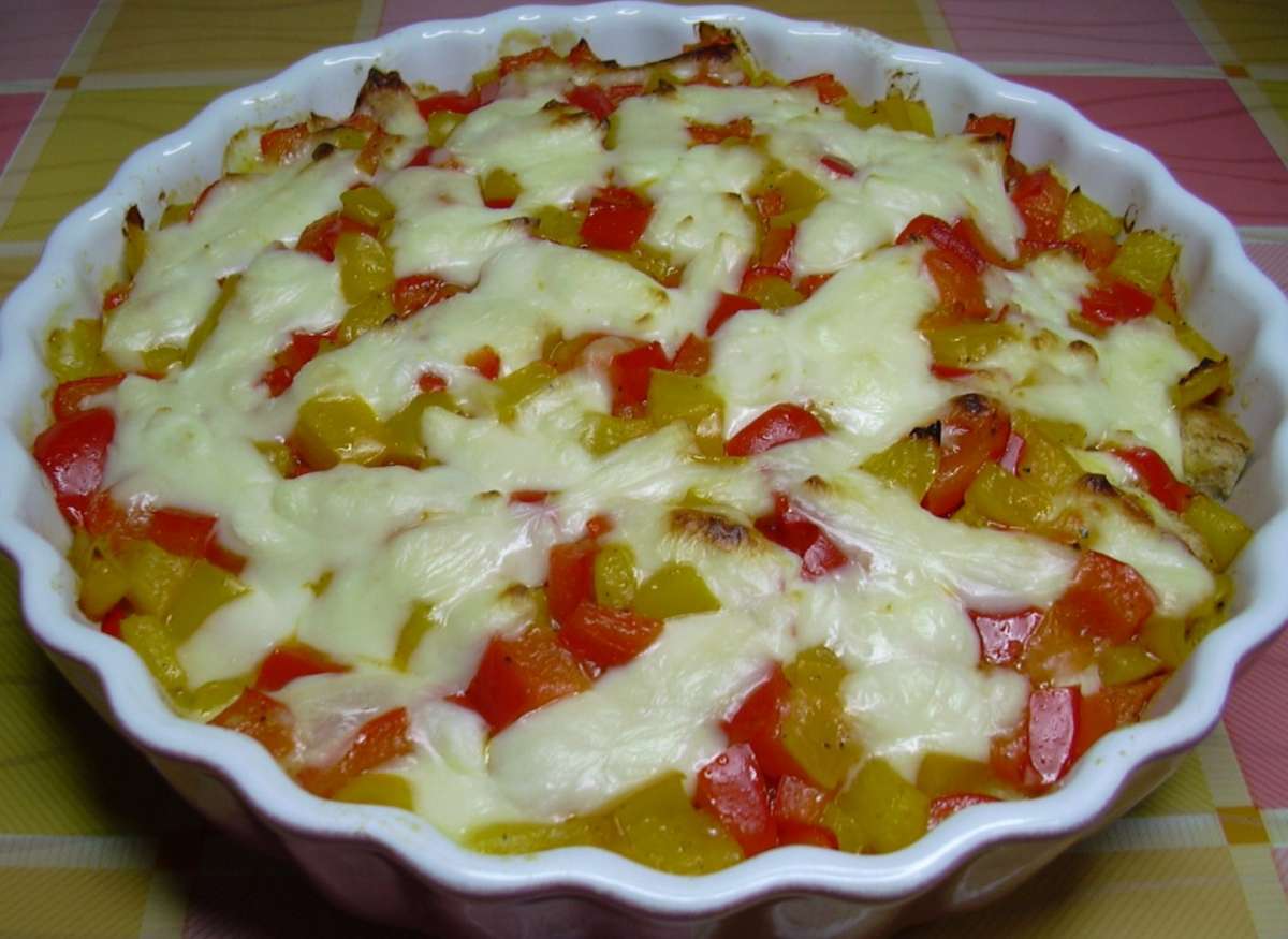 Torta di pane al farro, peperoni e provola