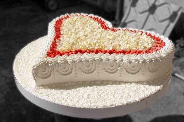 Torta grande con fragole e panna