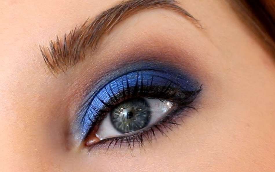 Trucco blu, mascara e matita nera