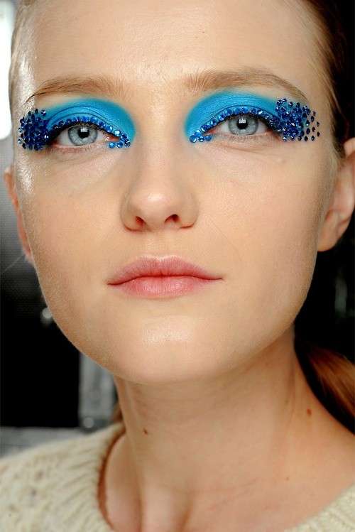 Trucco blu elettrico con strass e matita