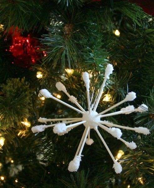 Addobbo per l'albero con i cotton fioc