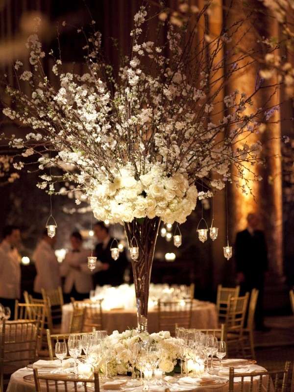 Albero con lumini appesi