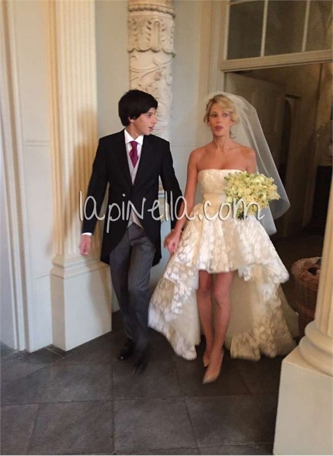 Alessia Marcuzzi in abito bianco con il figlio