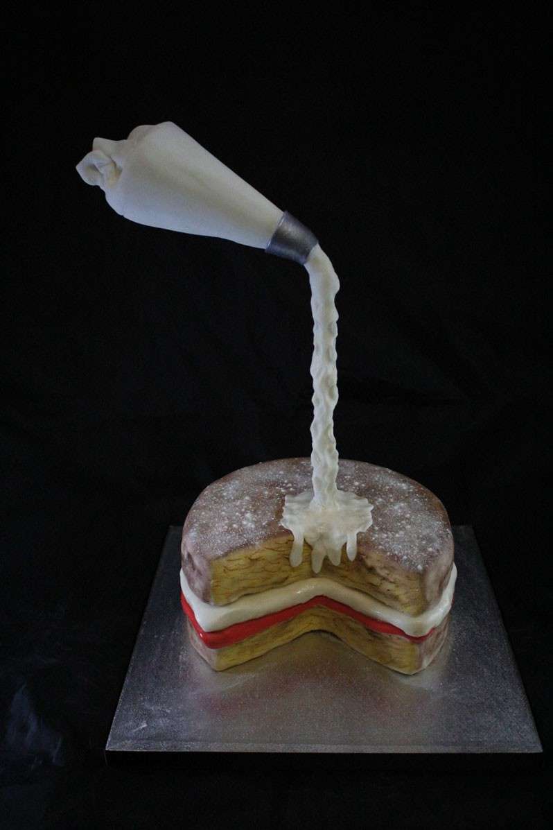 Crema versata sulla torta