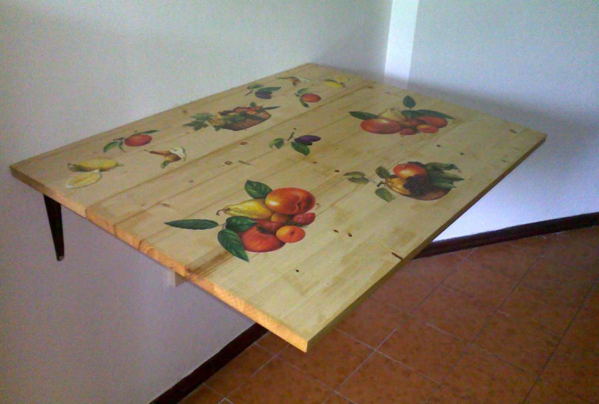 Decoupage sul tavolo a muro