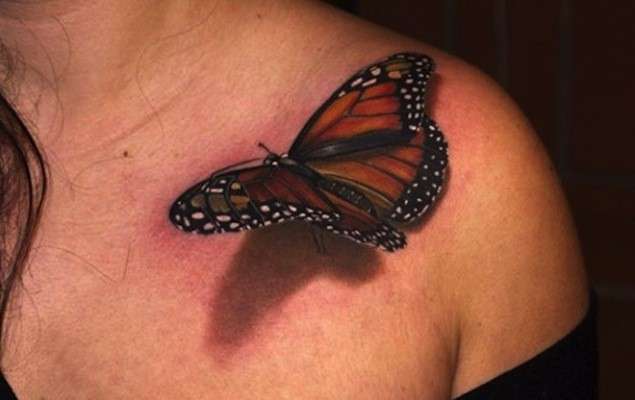 Farfalla colori caldi tatuaggio 3D sulla spalla