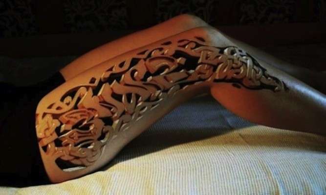 Gamba con tatuaggio in 3D